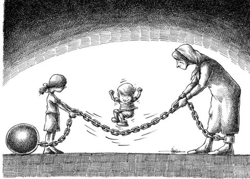 Una niña y su madre cogiendo una cadena para que un niño salte a la comba.